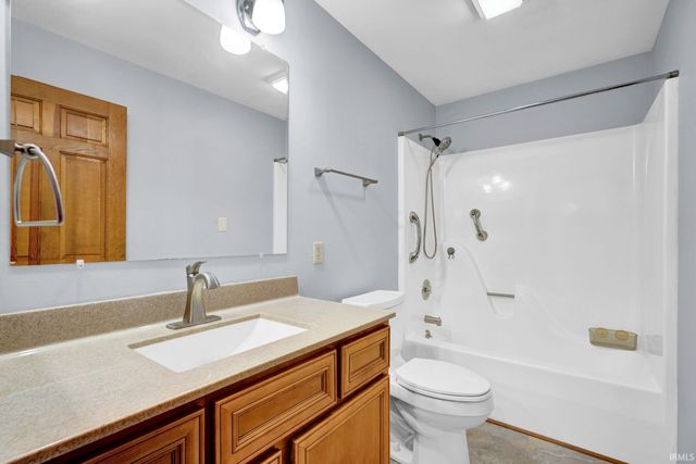 8211 Yorkridge Drive, Newburgh, IN 47630