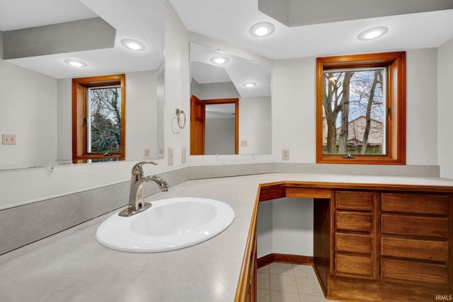 8211 Yorkridge Drive, Newburgh, IN 47630