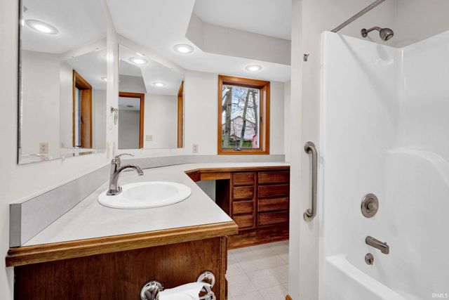 8211 Yorkridge Drive, Newburgh, IN 47630