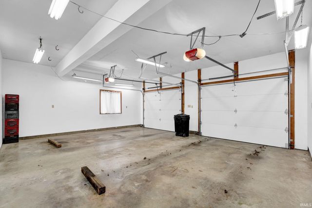 8211 Yorkridge Drive, Newburgh, IN 47630