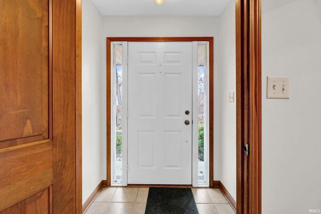 8211 Yorkridge Drive, Newburgh, IN 47630