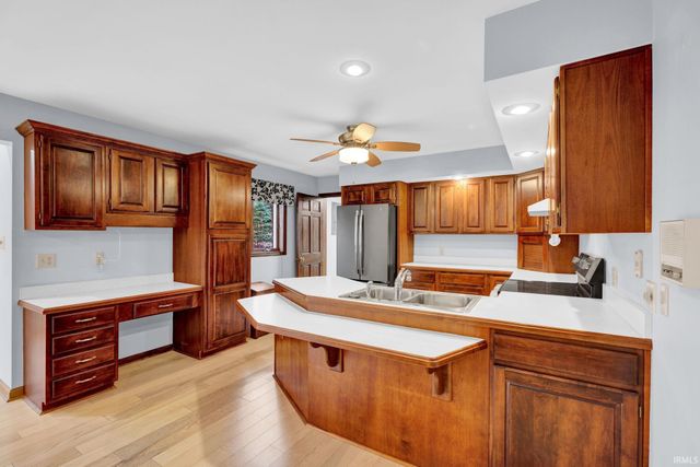 8211 Yorkridge Drive, Newburgh, IN 47630