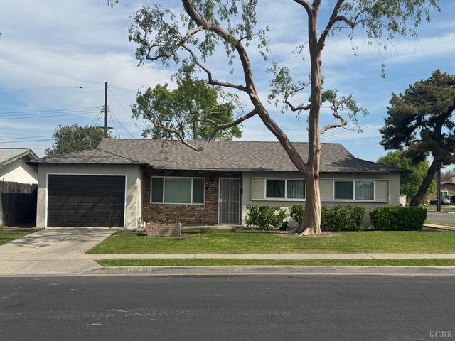 2215 N Mayfair Drive, Hanford, CA 93230