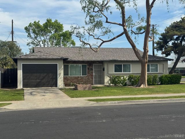 2215 N Mayfair Drive, Hanford, CA 93230