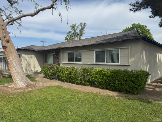 2215 N Mayfair Drive, Hanford, CA 93230