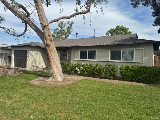 2215 N Mayfair Drive, Hanford, CA 93230