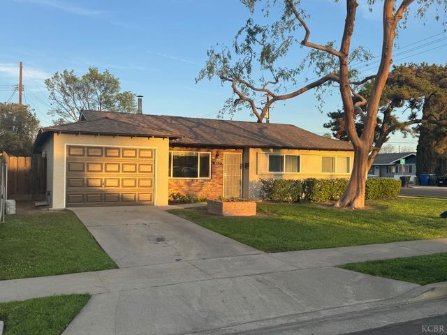 2215 N Mayfair Drive, Hanford, CA 93230