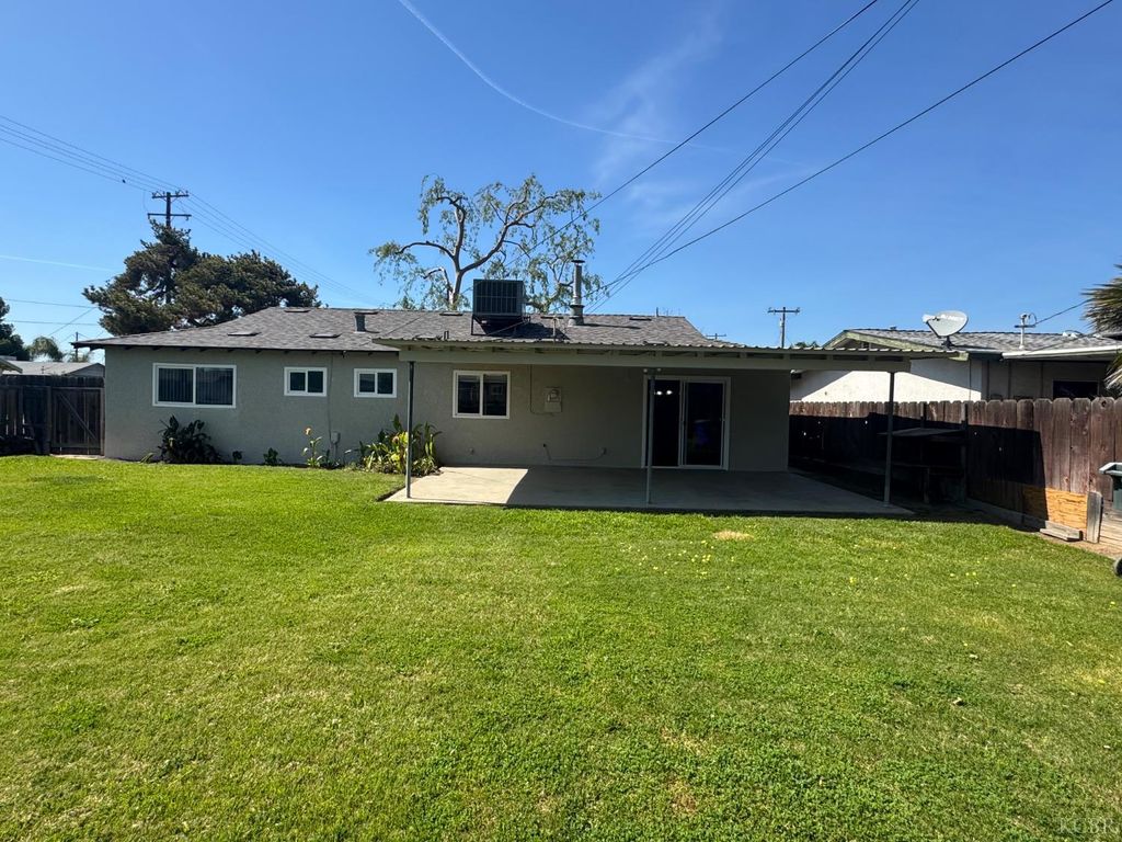 2215 N Mayfair Drive, Hanford, CA 93230