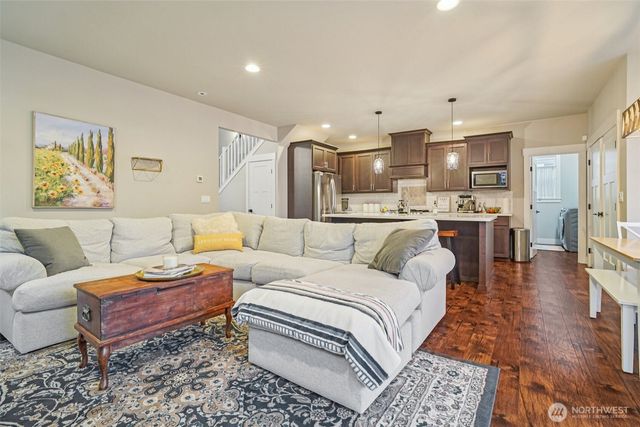 176 Love Drive, Enumclaw, WA 98022