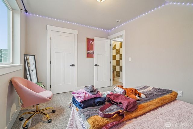 176 Love Drive, Enumclaw, WA 98022