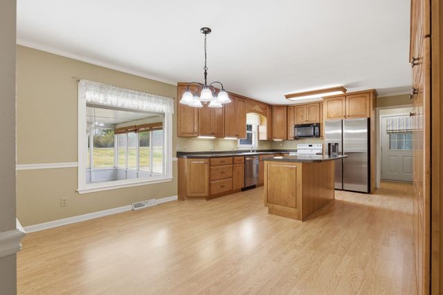 1403 Timberwood Dr, Columbia, TN 38401