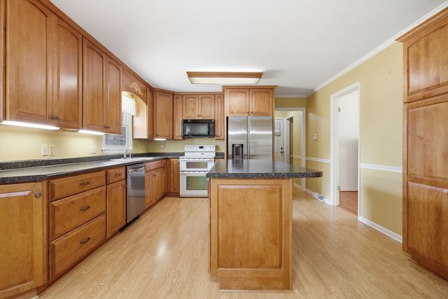 1403 Timberwood Dr, Columbia, TN 38401