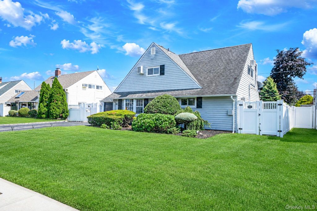 90 TWIN Lane N, Wantagh, NY 11793 — exterior