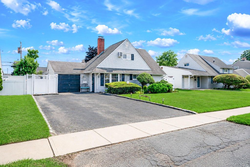 90 TWIN Lane N, Wantagh, NY 11793 — photo 2