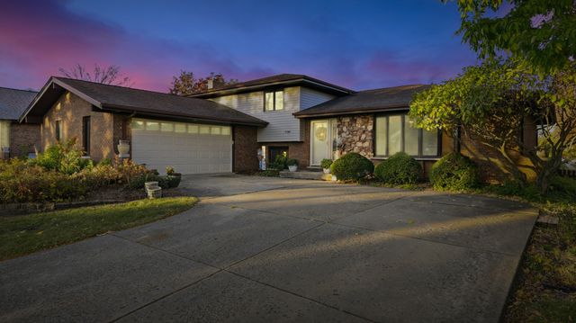 7104 Kidwell Road, Downers Grove, IL 60516