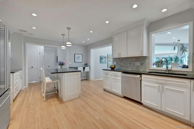 16 Hearthstone Circle, Scarsdale, NY 10583