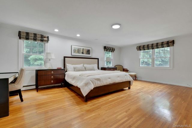 16 Hearthstone Circle, Scarsdale, NY 10583