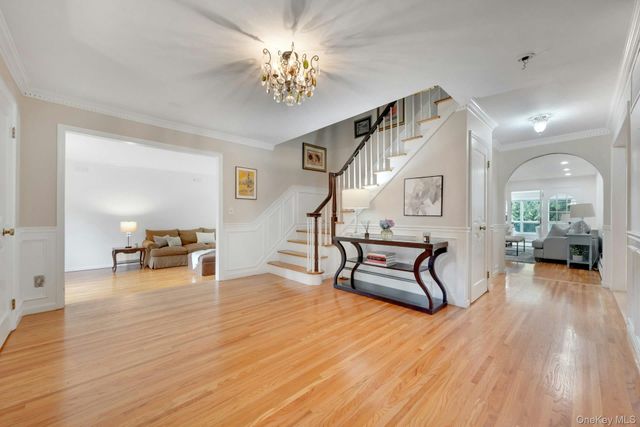 16 Hearthstone Circle, Scarsdale, NY 10583