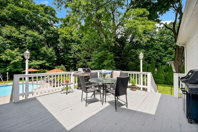 16 Hearthstone Circle, Scarsdale, NY 10583