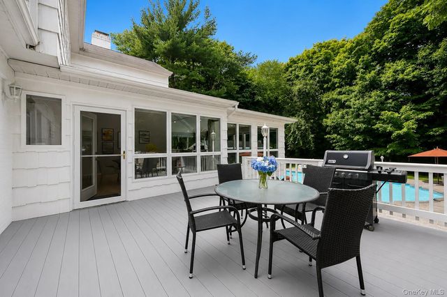 16 Hearthstone Circle, Scarsdale, NY 10583