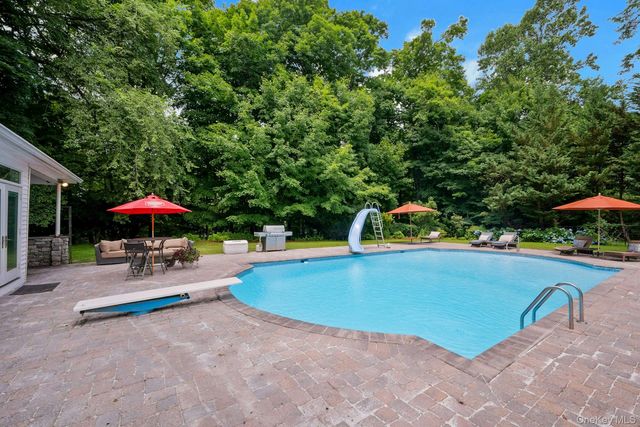16 Hearthstone Circle, Scarsdale, NY 10583