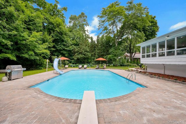 16 Hearthstone Circle, Scarsdale, NY 10583