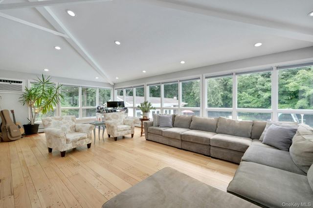 16 Hearthstone Circle, Scarsdale, NY 10583