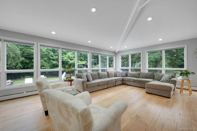 16 Hearthstone Circle, Scarsdale, NY 10583