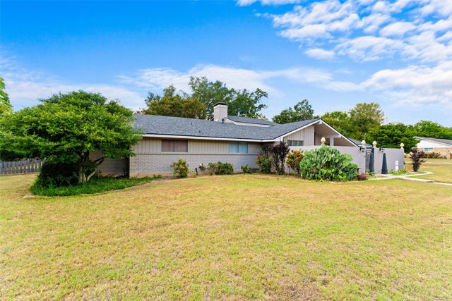 1115 S Greenstone Lane, Duncanville, TX 75137