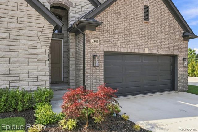 3301 Cornerstone Drive 73, Lake Orion, MI 48360