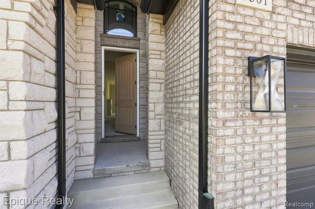 3301 Cornerstone Drive 73, Lake Orion, MI 48360