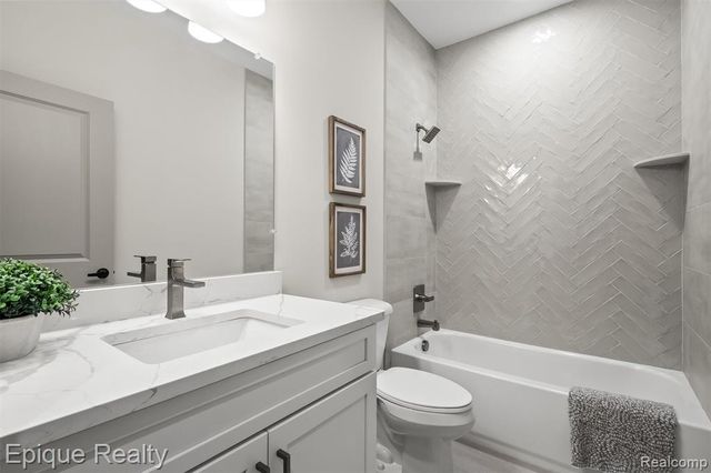 3301 Cornerstone Drive 73, Lake Orion, MI 48360