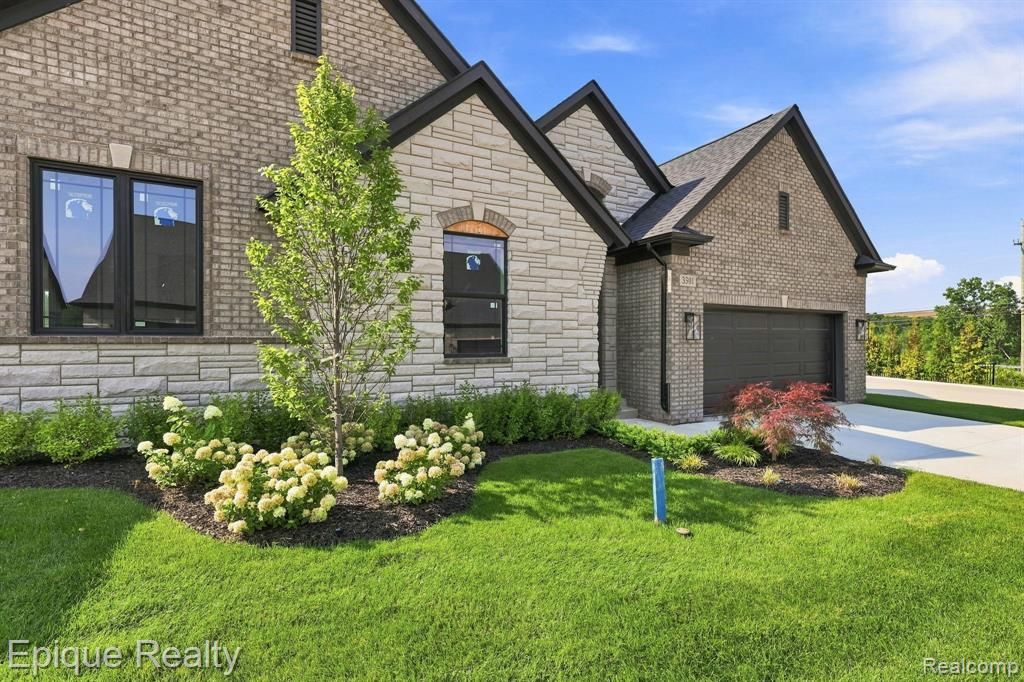3301 Cornerstone Drive 73, Lake Orion, MI 48360