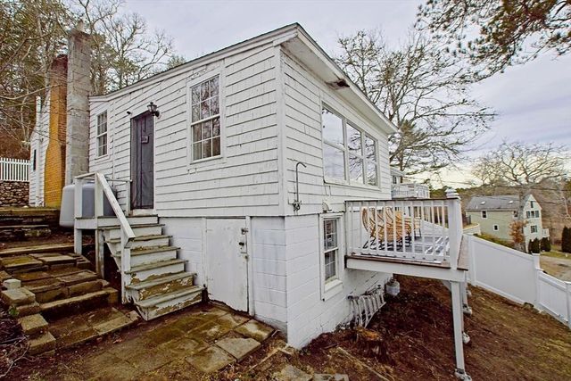 21 Hillside Rd, Plymouth, MA 02360