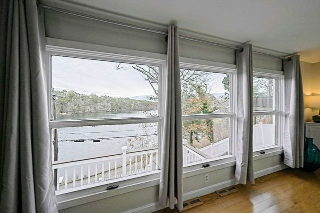 21 Hillside Rd, Plymouth, MA 02360