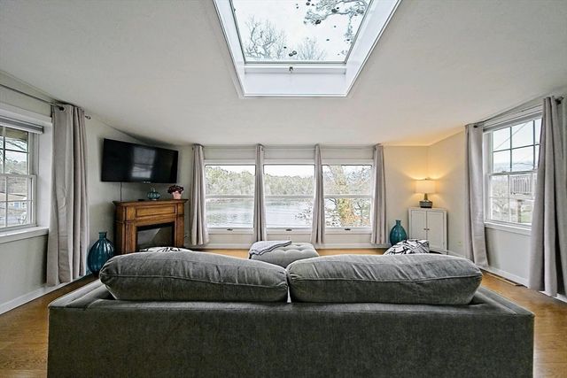 21 Hillside Rd, Plymouth, MA 02360