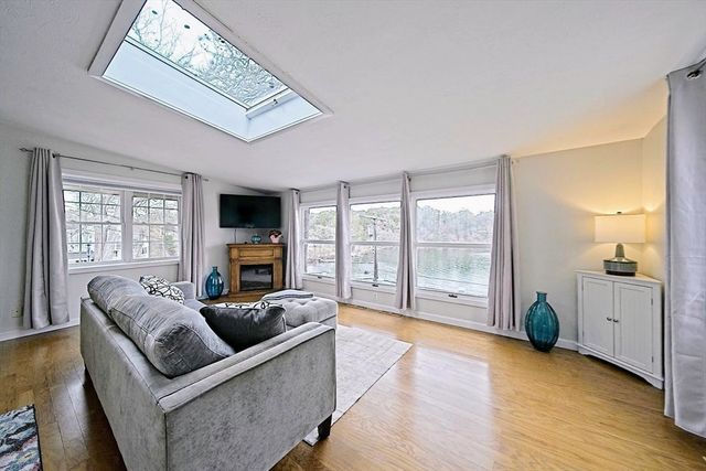 21 Hillside Rd, Plymouth, MA 02360