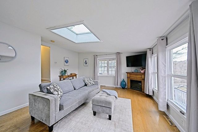 21 Hillside Rd, Plymouth, MA 02360