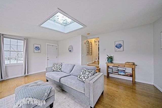 21 Hillside Rd, Plymouth, MA 02360