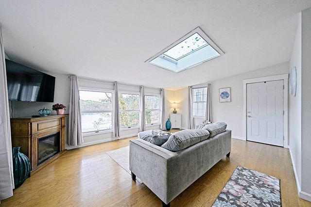 21 Hillside Rd, Plymouth, MA 02360