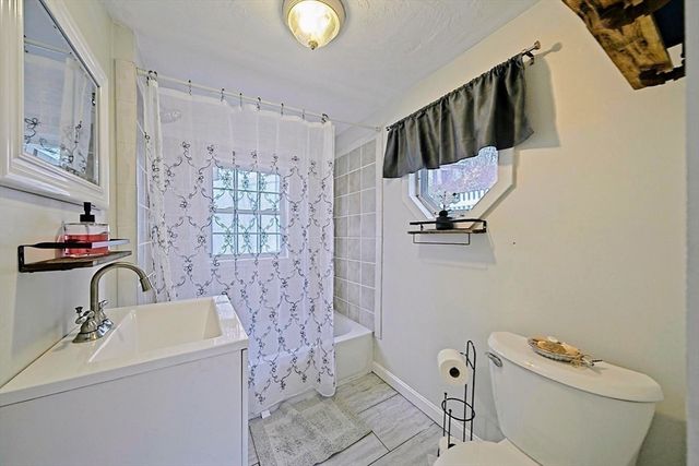 21 Hillside Rd, Plymouth, MA 02360