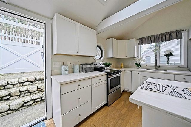 21 Hillside Rd, Plymouth, MA 02360