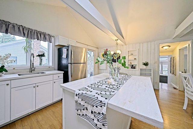 21 Hillside Rd, Plymouth, MA 02360