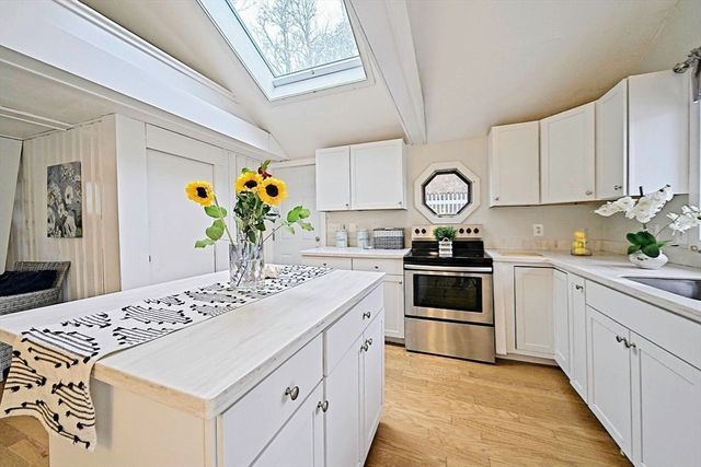 21 Hillside Rd, Plymouth, MA 02360