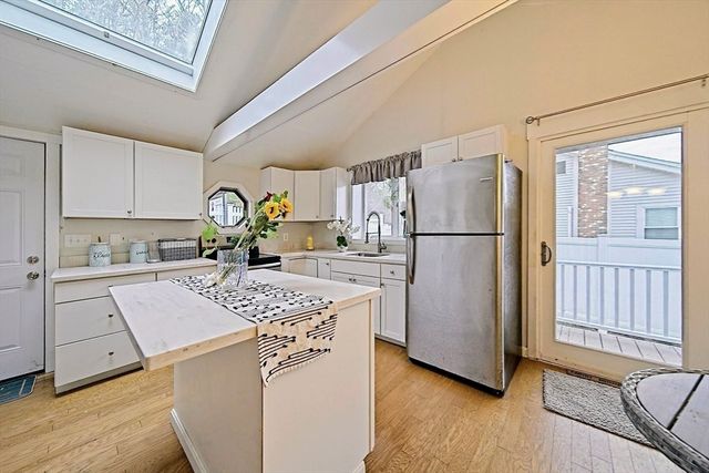 21 Hillside Rd, Plymouth, MA 02360