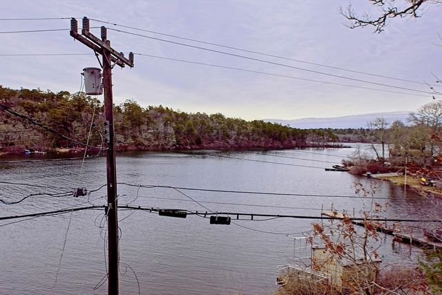 21 Hillside Rd, Plymouth, MA 02360