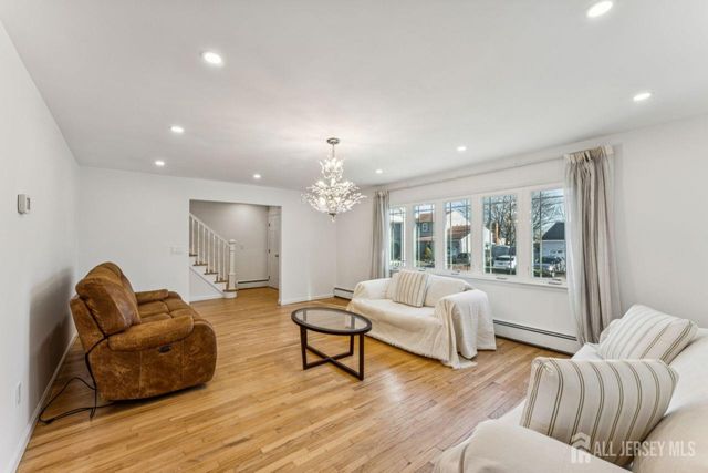 8 Periwinkle Place, Colonia, NJ 07067