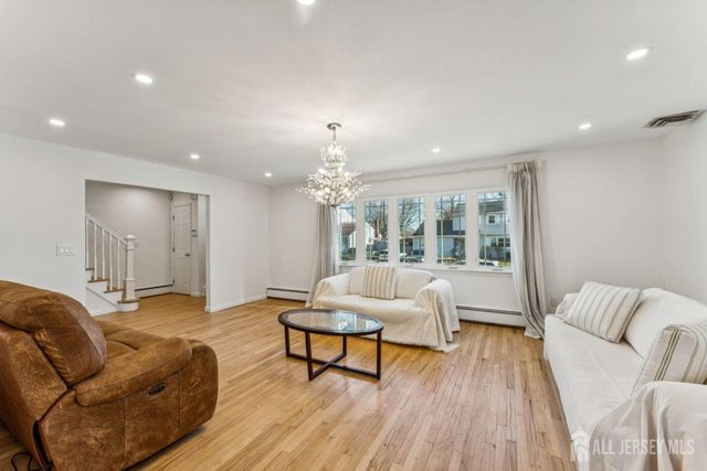 8 Periwinkle Place, Colonia, NJ 07067