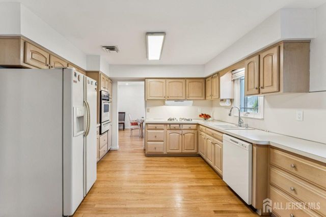 8 Periwinkle Place, Colonia, NJ 07067