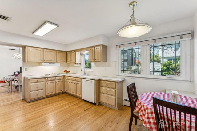 8 Periwinkle Place, Colonia, NJ 07067